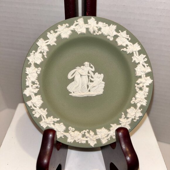 Vintage Wedgwood pottery cream on Celadon Jasperware tray - Picture 2 of 4